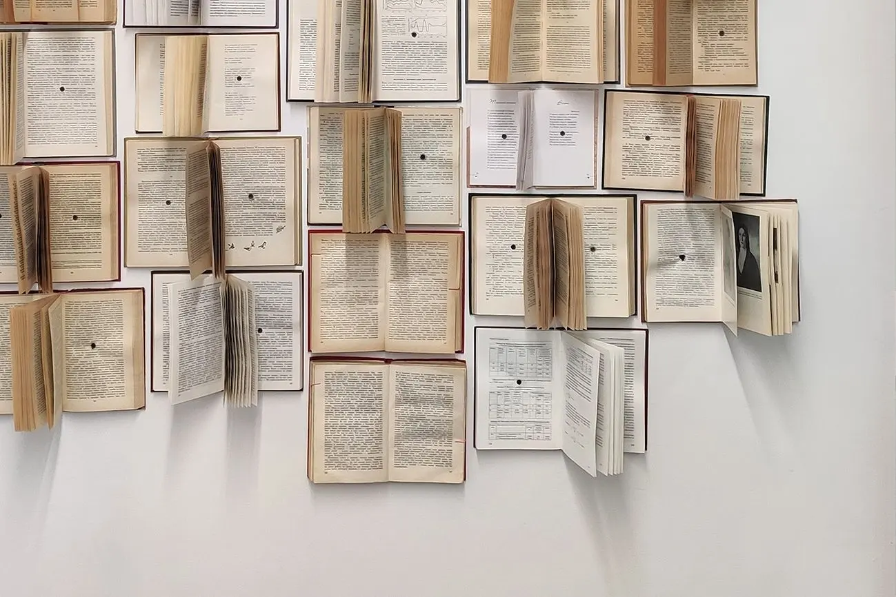 Инсталляция из книг в библиотеке