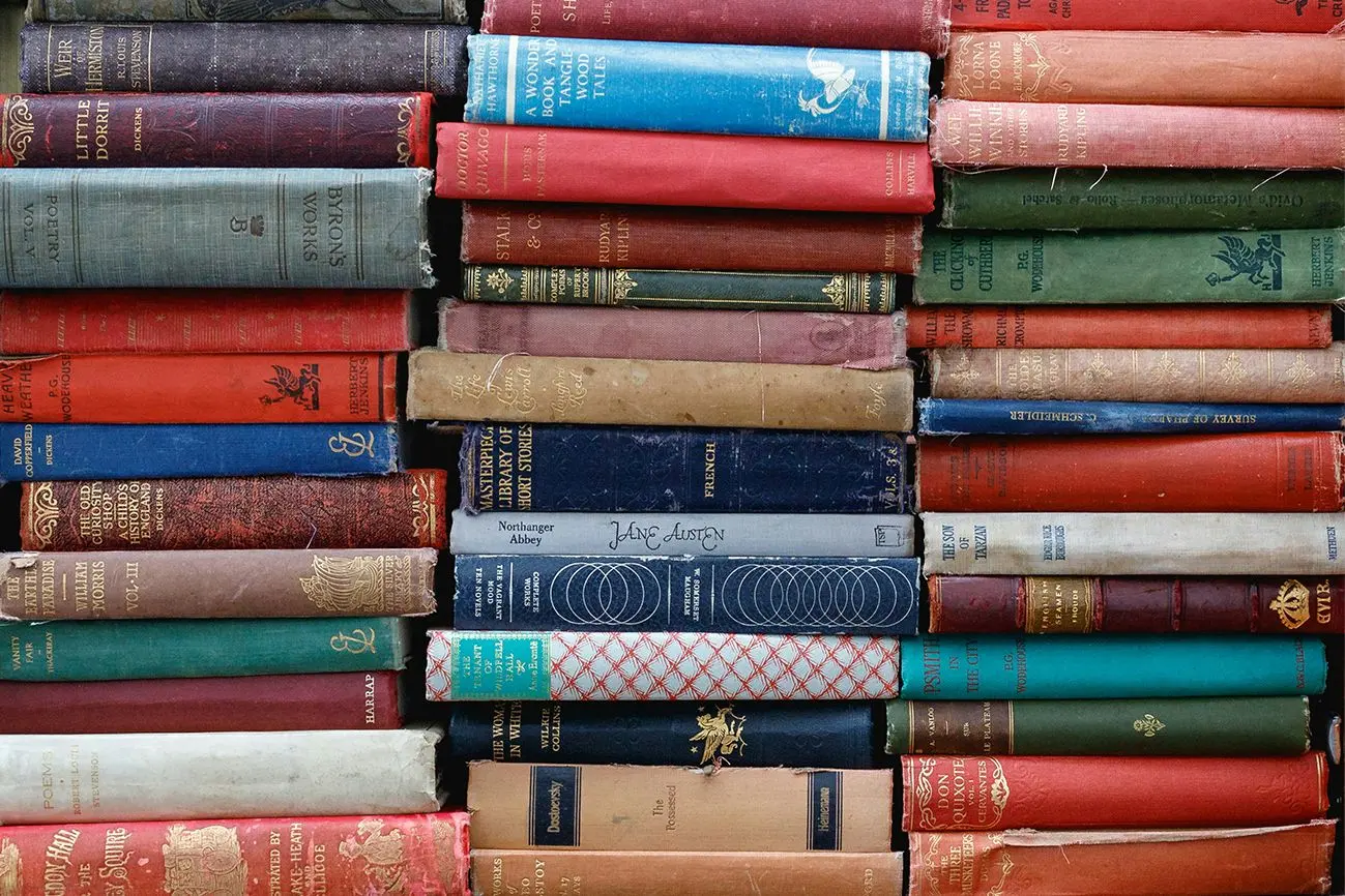 Инсталляция из книг в библиотеке